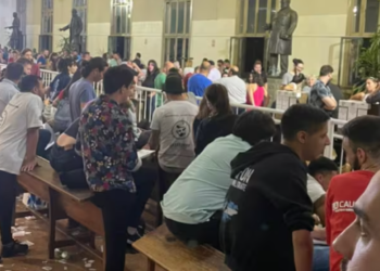 Votan los estudiantes de la UBA: los reformistas esperan consolidarse, hay fuerte disputa en tres facultades y los libertarios prueban su suerte