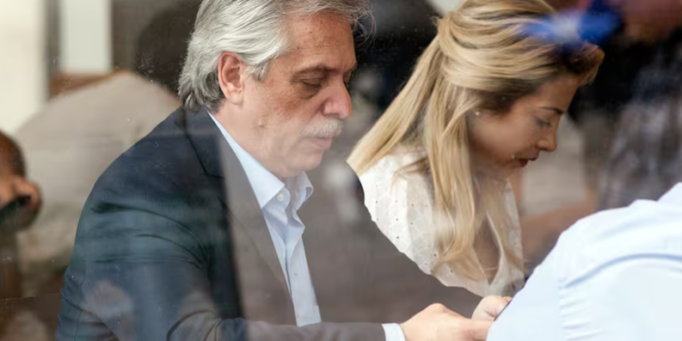 La defensa de Alberto Fernández pide que Milei levante un presunto acuerdo de confidencialidad que condiciona a testigos del caso