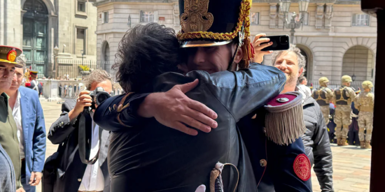 Javier Milei almorzó con el Escuadrón Ayacucho de granaderos: abrazos, emoción y música