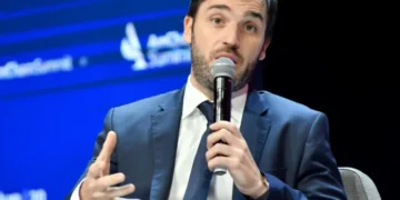 En medio del coqueteo entre el Gobierno y dirigentes del PRO, Luis Caputo recibió a Ignacio Torres