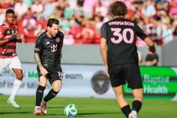 A Messi le entraron fuerte, hubo roja y se picó el amistoso entre Inter Miami y Sporting San Miguelito