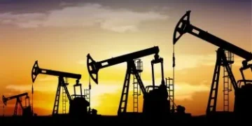 El petróleo se derrumba más de 4% y toca mínimos de 2021