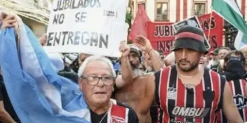 Los jubilados, escoltados por hinchas de varios clubes, marcharán al Congreso