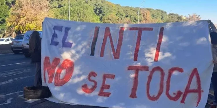 INTI cierra, trabajadores cortan General Paz.