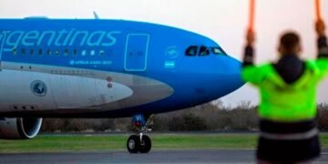 Crisis en Aerolíneas por paro de controladores.