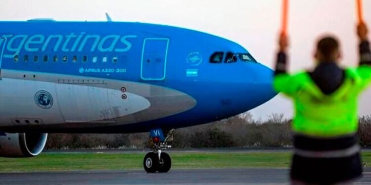 Crisis en Aerolíneas por paro de controladores.