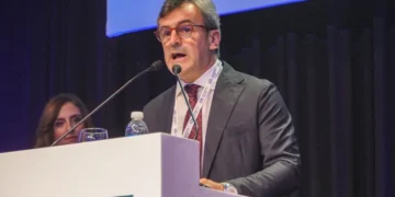 Economía argentina, con “sobrecosto”, según UIA.