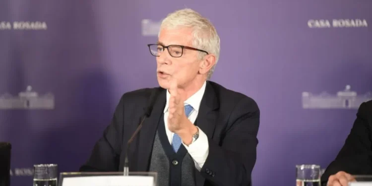 Estudio del ministro, ligado a un hombre clave del “Chiqui” Tapia.