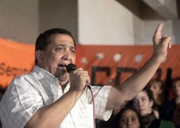 D’Elía, contra Milei, presiona a Kicillof por la deuda.