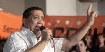 D’Elía, contra Milei, presiona a Kicillof por la deuda.