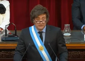 Milei avanza, la economía del 40% se complica.