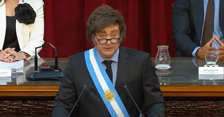 Milei avanza, la economía del 40% se complica.