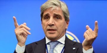 Análisis de Caputo y Reacciones de Economistas sobre la Situación Laboral