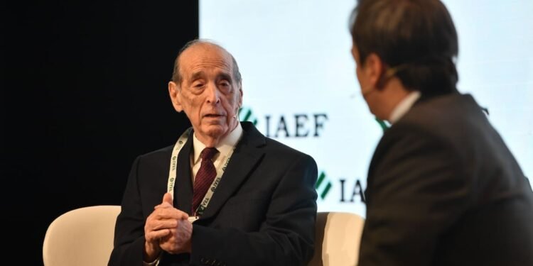 Ricardo Arriazu advierte sobre la necesidad de aprovechar la oportunidad económica y evitar errores