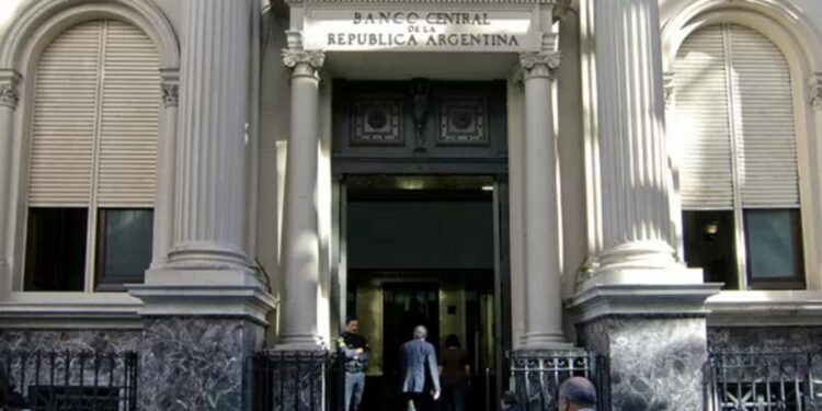 El dólar se estabiliza mientras el riesgo país sigue en aumento