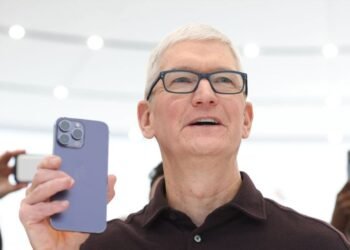 Apple Anuncia la Salida de Tim Cook y el Ascenso de John Ternus como Nuevo CEO