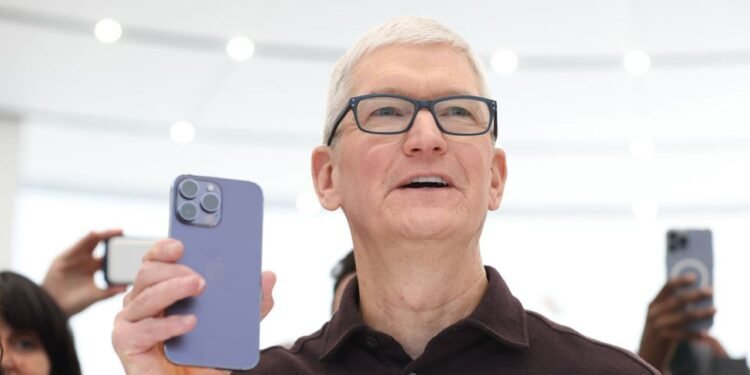 Apple Anuncia la Salida de Tim Cook y el Ascenso de John Ternus como Nuevo CEO
