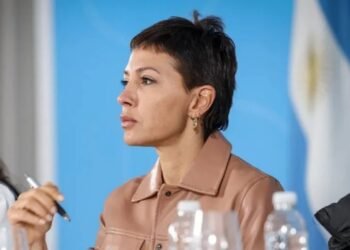 La dura crítica de Mayra Mendoza a Milei: lo tildó de “hombre frágil” tras su cruce con una periodista.