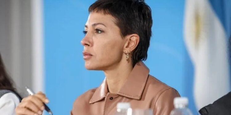 La dura crítica de Mayra Mendoza a Milei: lo tildó de “hombre frágil” tras su cruce con una periodista.