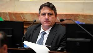 Fuerte autocrítica en LLA por el caso Adorni: Un senador reconoce que el escándalo “hace un daño tremendo”.