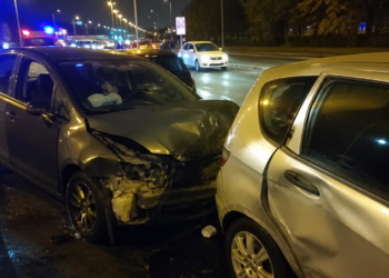 Un conductor provoca un caos en General Paz: choca un auto estacionado, huye y acaba impactando contra dos más