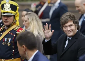 De la frialdad al saludo: Javier Milei y Jorge Macri compartieron una nueva imagen en el Tedeum y en el Cabildo
