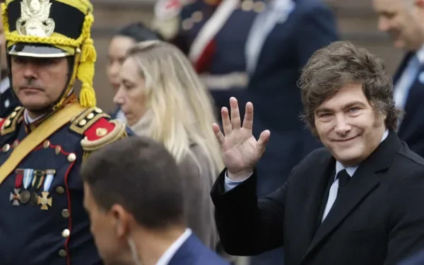 De la frialdad al saludo: Javier Milei y Jorge Macri compartieron una nueva imagen en el Tedeum y en el Cabildo