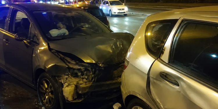 Un conductor provoca un caos en General Paz: choca un auto estacionado, huye y acaba impactando contra dos más