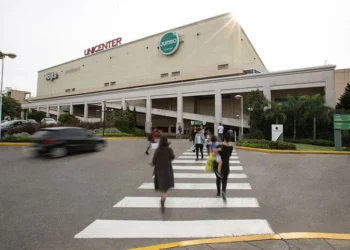 Un guardia de seguridad del Unicenter atropella a un joven en el estacionamiento