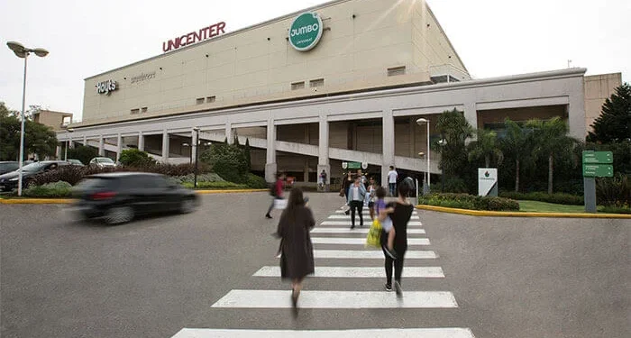 Un guardia de seguridad del Unicenter atropella a un joven en el estacionamiento