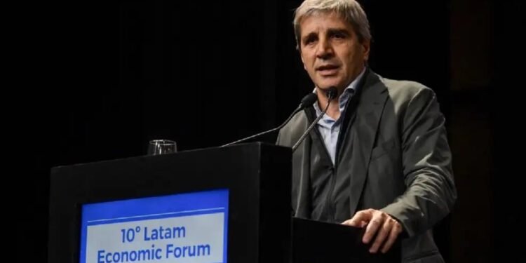 Luis Caputo anticipa un año electoral marcado por datos económicos positivos y defiende el valor del dólar