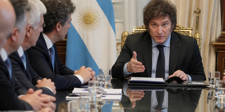 El Gobierno asegura US$350 millones en bonos y renueva 114% de vencimientos en pesos