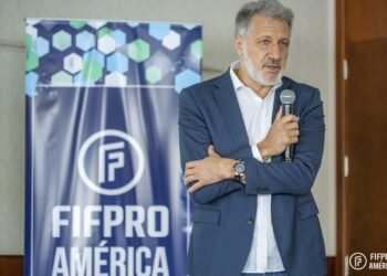 Sergio Marchi, líder de FIFPRO, demanda cambios desde Praga sobre la explotación en el fútbol