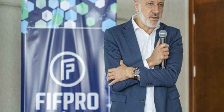 Sergio Marchi, líder de FIFPRO, demanda cambios desde Praga sobre la explotación en el fútbol