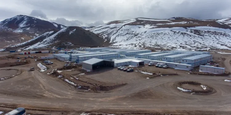 Controversia por un megaproyecto minero que traerá una ciudad prefabricada desde China: críticas del sector industrial