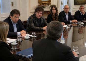 El Gobierno busca minimizar tensiones en nueva reunión de la mesa política
