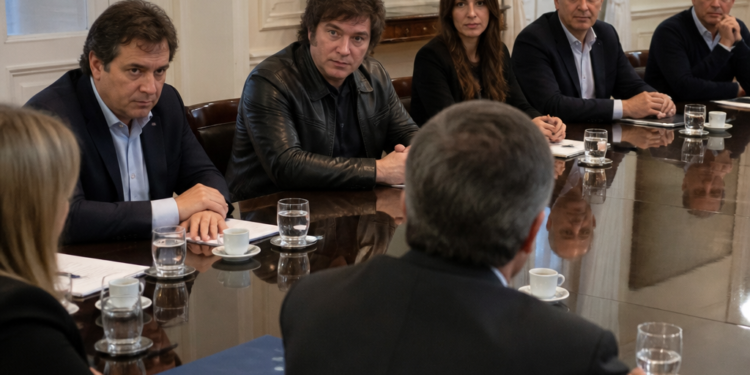 El Gobierno busca minimizar tensiones en nueva reunión de la mesa política