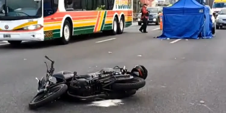 Trágico accidente en la Autopista 9 de Julio Sur: un motociclista perdió la vida