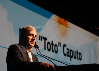 Caputo se dirigió a empresarios de la construcción: “Hay dólares para todos, ya no hay que pedir permiso”