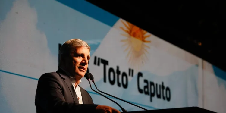 Caputo se dirigió a empresarios de la construcción: “Hay dólares para todos, ya no hay que pedir permiso”