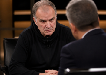 La sorpresiva parodia de Bielsa sorprende a Tinelli en un programa de análisis futbolístico