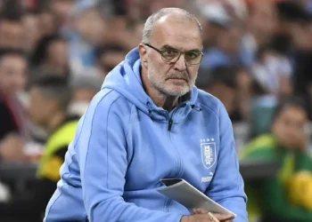 Bielsa enfrenta su mayor desafío: Uruguay se mide contra España en busca de la permanencia en el Mundial