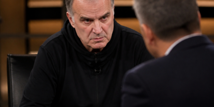 La sorpresiva parodia de Bielsa sorprende a Tinelli en un programa de análisis futbolístico