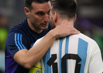La emotiva reacción de Scaloni hacia Messi tras su triplete en el debut mundialista