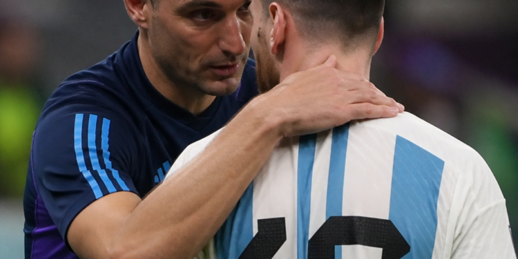 La emotiva reacción de Scaloni hacia Messi tras su triplete en el debut mundialista