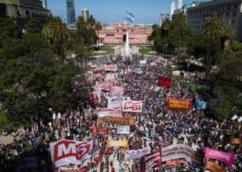 Masiva movilización obrera: Junto a los jubilados, la CGT y los movimientos sociales se movilizan hacia el Congreso