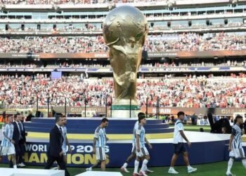 El Gobierno descartó decretar un feriado nacional para la recepción de la Selección y coordina el operativo en Ezeiza.