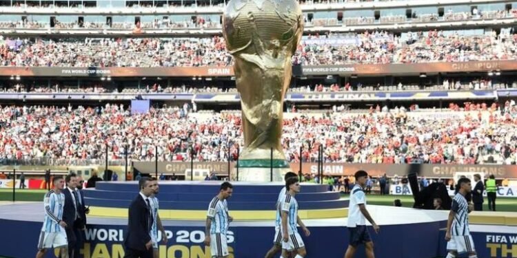 El Gobierno descartó decretar un feriado nacional para la recepción de la Selección y coordina el operativo en Ezeiza.