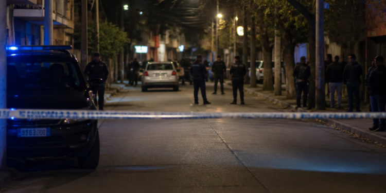 Asesinato de un joven y una mujer herida en un ataque a tiros en Rosario
