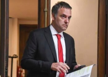 El Gobierno inicia una investigación sobre el uso de tarjetas de crédito por parte de funcionarios en el caso Adorni